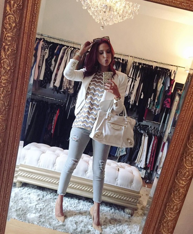 Sekilas terlihat jelas jika kloset itu dipenuhi barang-barang branded. Kloset yang terinspirasi nuansa butik tersebut pun menyimpan rangkaian high heels Louboutin, clutch Chanel, hingga tas Hermes Birkin seharga $11,000 (Rp 115 jutaan). Foto: Instagram Jaclyn Hill