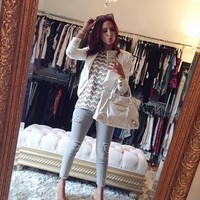 Sekilas terlihat jelas jika kloset itu dipenuhi barang-barang branded. Kloset yang terinspirasi nuansa butik tersebut pun menyimpan rangkaian high heels Louboutin, clutch Chanel, hingga tas Hermes Birkin seharga $11,000 (Rp 115 jutaan). Foto: Instagram Jaclyn Hill