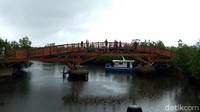 Di tengah-tengah hutan, ada spot paling asyik buat ber-selfie yakni jembatan kayu berlatar belakang alam mangrove. (Datuk Haris/detikTravel)
