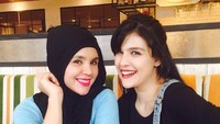 Istri Komo Ricky merupakan adik dari Aldila Jelita istri dari Indra Bekti lho. Pantesan mirip ya! Foto: Dok. Instagram/brinashabyna