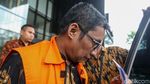 Diperiksa KPK, Eks Bupati Tulungagung Tutupi Wajah