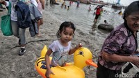 Bertepatan dengan libur sekolah banyak anak-anak datang untuk bermain air di Pantai Ancol.