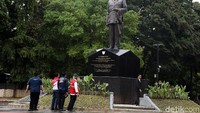 Jokowi juga meninjau patung Soekarno yang dibangun di halaman selatan GBK.