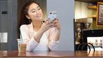 Cantiknya Tyna Kanna Mirdad, Adik Ipar Nana Mirdad Saat Ngemil dan Ngopi