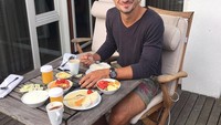Inilah gaya santai Mats saat menikmati sarapan. Tentu tak ketinggalan ya roti dan buah segar.  Foto: Instagram @aussenrist15