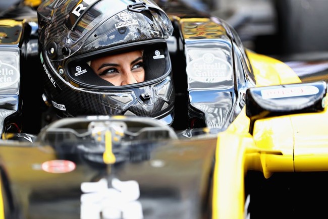 Aseel Al Hamad tampil gahar sekaligus memukai saat mengendarai mobil Formula One, di sirkuit Paul Ricard, Formula One Grand Prix, Prancis. Foto: Getty Images