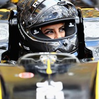 Aseel Al Hamad tampil gahar sekaligus memukai saat mengendarai mobil Formula One, di sirkuit Paul Ricard, Formula One Grand Prix, Prancis. Foto: Getty Images