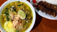 Di Bengkulu juga ada soto Lamongan enak. @panjaitanrenny mencoba soto Lamongan Abas dengan campuran jeroan. Pelengkapnya sate usus dan nasi hangat.