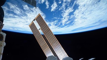 Mengintip Bumi dari salah satu jendela di International Space Station. Foto: Instagram/roscosmosofficial