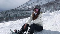 Ini adalah momen liburannya saat bermain snowboard di Hokkaido, Jepang. (julietan_cxq/Instagram)