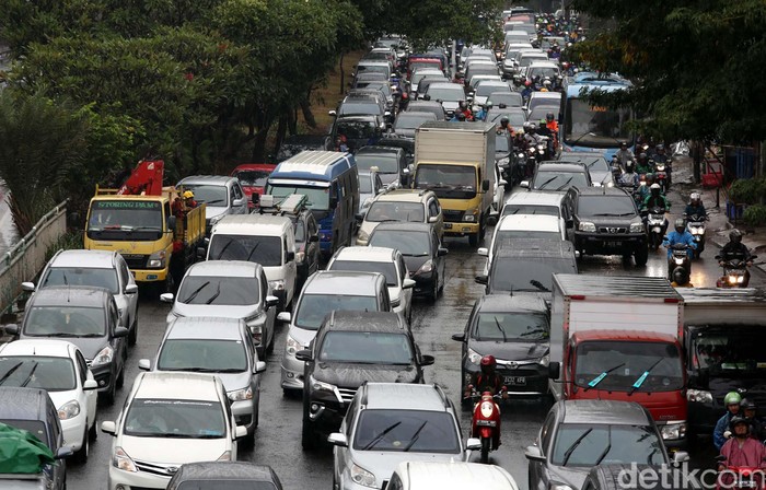 Usai libur Lebaran, lalu lintas Jakarta kembali macet. Seperti terlihat di Jalan Jenderal Basuki Rachmat, Jakarta Timur, Senin (25/6/2018).
