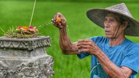 Foto: Nenek tinggal di Pekutatan, sebuah desa nelayan di pantai barat daya terpencil, Jembrana, Bali. Sampai kini nama aslinya masih misterius (Mark Eveleigh/BBC Travel)