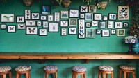 Di satu sisi restoran pengunjung bisa makan sambil memandang deretan hiasan dinding gambar kupu-kupu. Foto: instagram @featherstone_cafe