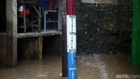 Ketinggian air yang mencapai 100 centimeter perlahan-lahan mulai menurun.