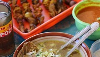 @mahasiswakulineran merekomendasikan soto Lamongan Cak Lim di Jalan Veteran, Jogja. Potongan daging ayamnya besar-besar dengan pelengkap sate telur hingga sate jeroan.