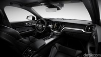 Interior Volvo S60. S60 memiliki beberapa fitur unggulan seperti Sensus Connect, sebuah sistem infotainment yang cocok dengan Apple CarPlay, Android Auto dan 4G standard, membuat pengemudi tetap terkoneksi setiap saat. Layar audionya bisa disentuh dan menghadirkan berbagai fungsi seperti  navigasi, layanan konektivitas, dan aplikasi hiburan dalam mobil. Foto: Volvo