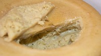Casu marzu jadi makanan selanjutnya. Ini merupakan keju yang terbuat dari susu domba Sardinia. Teksturnya lembut namun mengandung belatung hidup di dalamnya. Iiihh jijik! Foto: Istimewa