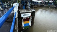 Ketinggian air di Bendungan Katulampa mencapai 40 sentimeter dan debit air 22 meter kubik per detik.