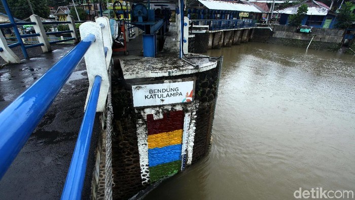 Banjir melanda Kampung Melayu, Jakarta, pagi hari lalu. Namun Bendungan Katulampa, Bogor, masih bersatus normal, Senin (25/6/2018).