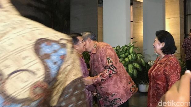 Wapres JK cipika cipiki dengan Presiden ke-6 RI Susilo Bambang Yudhoyono.