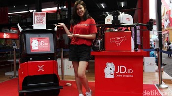 Seorang SPG memperkenalkan drone jenis Y3.