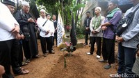 Hari Moekti dimakamkan di pemakaman keluarga.