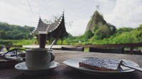 Pria kelahiran Bukittinggi ini, memilih roti dan secangkir kopi hangat ketika berada di kampung halamannya. Foto: Instagram @komoricky