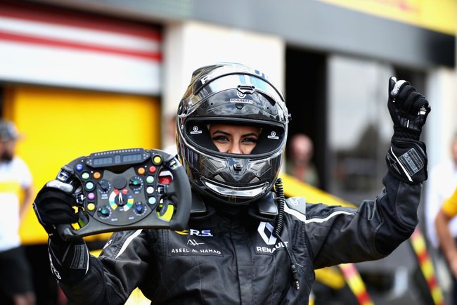 Pebalap cantik asal Arab Saudi, Aseel Al Hamad merayakan hari bersejarah pada Minggu (24/6/2018), di mana wanita warga Arab diperbolehkan berkendara. Foto: Getty Images