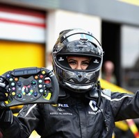 Pebalap cantik asal Arab Saudi, Aseel Al Hamad merayakan hari bersejarah pada Minggu (24/6/2018), di mana wanita warga Arab diperbolehkan berkendara. Foto: Getty Images