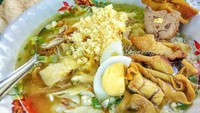 Di Kediri, soto Lamongan depan SD Katolik Santa Maria bisa jadi pilihan. Kata @benykus, kuah sotonya lebih bening, gurih dan segar.