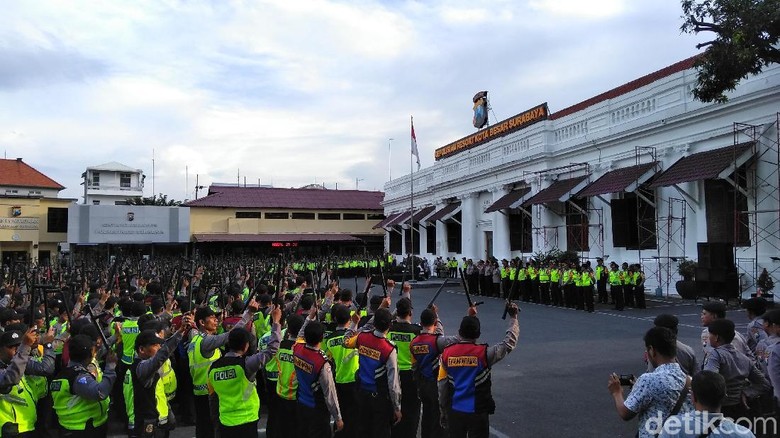 1.312 Personel Polisi Siap Amankan 3.431 TPS di Surabaya 1.312 Personel Polisi Siap Amankan 3.431 TPS di Surabaya