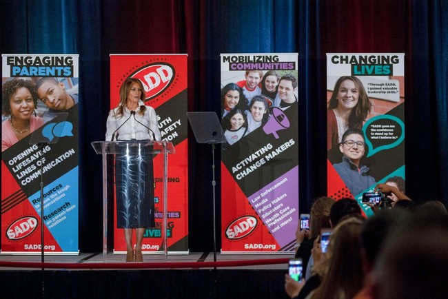 Kemeja tersebut hadir dengan kerah tinggi serta kancing bagian atas yang dibiarkan tak terkait. Lengan panjangnya pun digulung, memberikan kesan rileks.  Foto: Tasos Katopodis/Getty Images