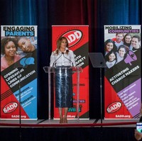 Kemeja tersebut hadir dengan kerah tinggi serta kancing bagian atas yang dibiarkan tak terkait. Lengan panjangnya pun digulung, memberikan kesan rileks.  Foto: Tasos Katopodis/Getty Images