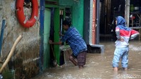 Banjir kembali merendam rumah warga di sejumlah area di Jakarta Timur akibat meluapnya Sungai Ciliwung, Senin (25/6).