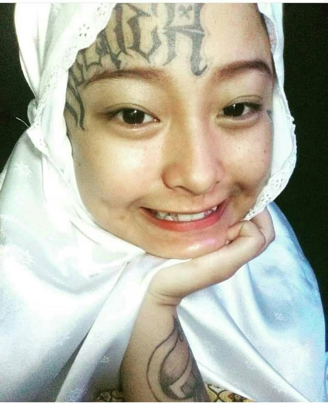 Karena kehamilannya, Iska Randy belum bisa menghapus tatonya. Sinar laser cukup berbahaya untuk janin dalam kandungannya. Foto: Instagram/Iskarandy