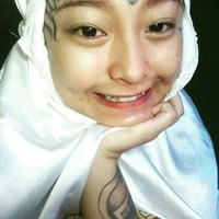 Karena kehamilannya, Iska Randy belum bisa menghapus tatonya. Sinar laser cukup berbahaya untuk janin dalam kandungannya. Foto: Instagram/Iskarandy