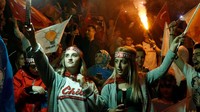 Dua mendukung cantik AK Party beraksi. REUTERS/Huseyin Aldemir.