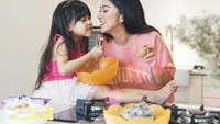 Memasak bersama anak memang perlu dilakukan saat libur. Lihat saja kekompakan ibu dan anak saat ingin membuat kue. Its quality time! Foto: Instagram tynakannamirdad
