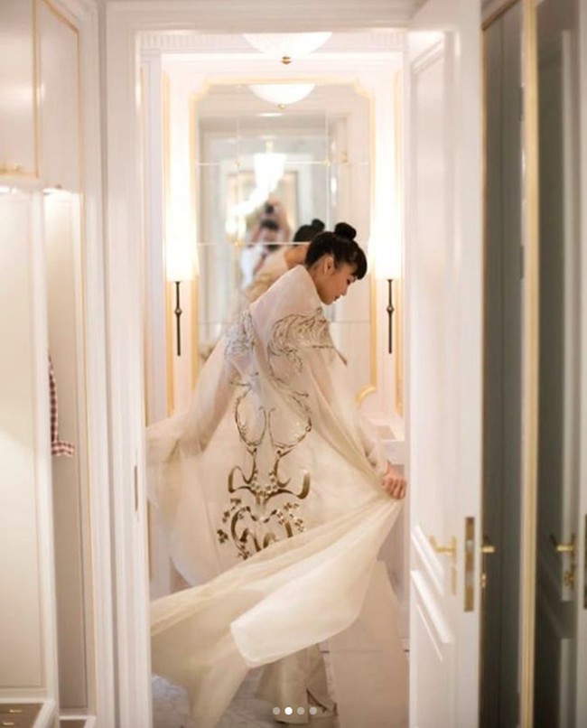 Lewat Instagram, desainer mengungkap bila inspirasi pada rancangannya datang dari shio kedua pasangan. Kelly dengan embroidery macan di gaunnya, sementara Massiomo dengan bordir monyet menghiasi bajunya. Foto: Venema Pictures