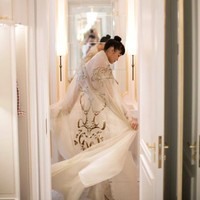 Lewat Instagram, desainer mengungkap bila inspirasi pada rancangannya datang dari shio kedua pasangan. Kelly dengan embroidery macan di gaunnya, sementara Massiomo dengan bordir monyet menghiasi bajunya. Foto: Venema Pictures