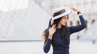 Model cantik Paula Verhoeven akhirnya dikenalkan ke publik sebagai kekasih aktor ganteng Baim Wong. Paula berprofesi sebagai seorang model. Ini pose Paula saat di depan Museum Louvre. (Instagram/Paula Verhoeven)