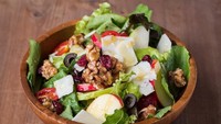 Menu barat jadi andalan resto ini. Salah satunya salad bernama Apple Cranberry Walnut Rustic Salad ini. Kelihatan segar ya? Foto: instagram @featherstone_cafe