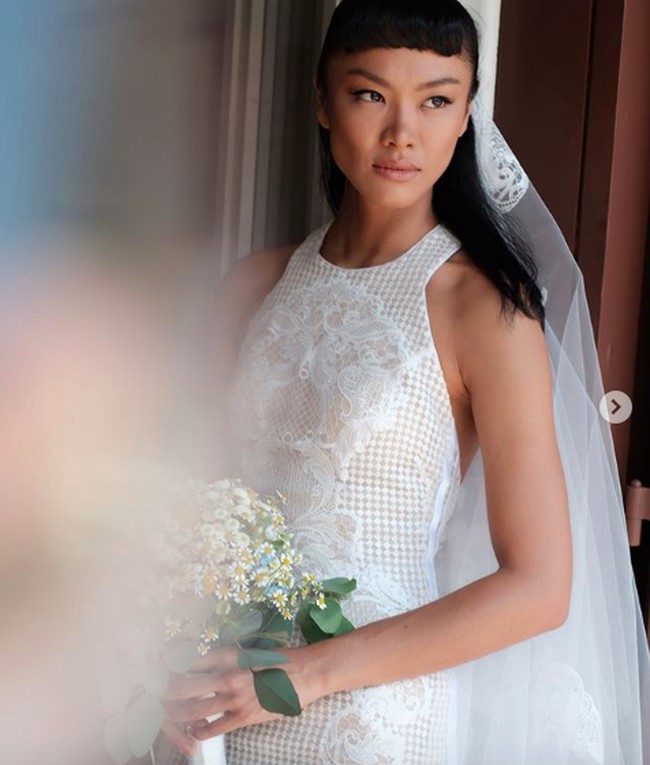 Tampilan gaun halterneck dengan garis rancang minimalis memberi kesan modern bagi Kelly. Namun hadirnya detail embroidery menyelipkan kesan feminin nan klasik bagi pengantin. Foto: Instagram/@bubahalfian