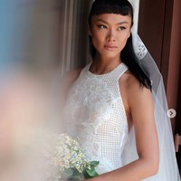 Tampilan gaun halterneck dengan garis rancang minimalis memberi kesan modern bagi Kelly. Namun hadirnya detail embroidery menyelipkan kesan feminin nan klasik bagi pengantin. Foto: Instagram/@bubahalfian