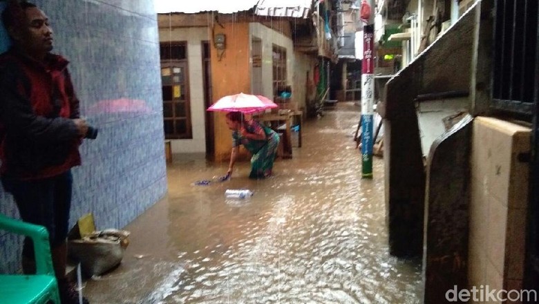 Banjir di Kampung Melayu Mulai Surut Banjir di Kampung Melayu Mulai Surut