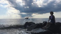 Beragam kegiatan yang dilakukan Julie saat liburan. Salah satunya adalah bermain di Pantai Cape May, New Jersey. (julietan_cxq/Instagram)