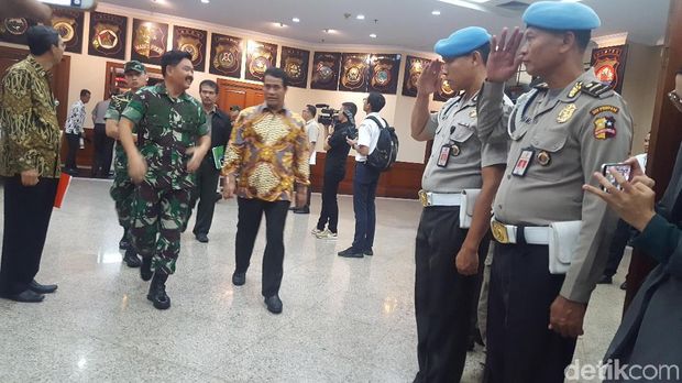 Tampak Panglima TNI dan Mentan juga tiba di lokasi rapat