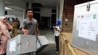 Petugas mengangkat kotak suara berisi logistik dan surat suara Pemilihan Umum Gubernur Riau 2018 yang akan didistribusikan ke panitia pemilihan kecamatan (PPK) di Kantor KONI kota Dumai, Dumai, Riau, Senin (25/6). Sebanyak 12 KPU kabupaten kota di Provinsi Riau secara serentak mulai mendistribusikan logistik dan surat suara pemilihan umum gubernur 2018 ke 166 PPK dan diperkirakan sebanyak 3.622.488 orang akan menggunakan hak pilihnya pada 27 Juni. Antara Foto/Aswaddy Hamid.