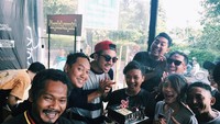Rayakan ulang tahun yang ke-31, Ricky dapat kejutan manis dari teman-temannya. Lengkap dengan cake tart chocolate. Foto: Instagram @komoricky