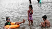 Anak-anak terlihat senang bermain air di Pantai Ancol. Anak-anak terlihat senang bermain air di Pantai Ancol.